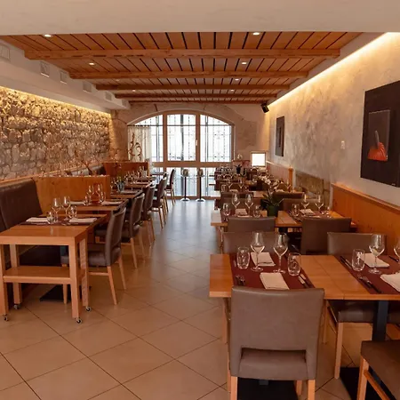 Le Relais Hotel